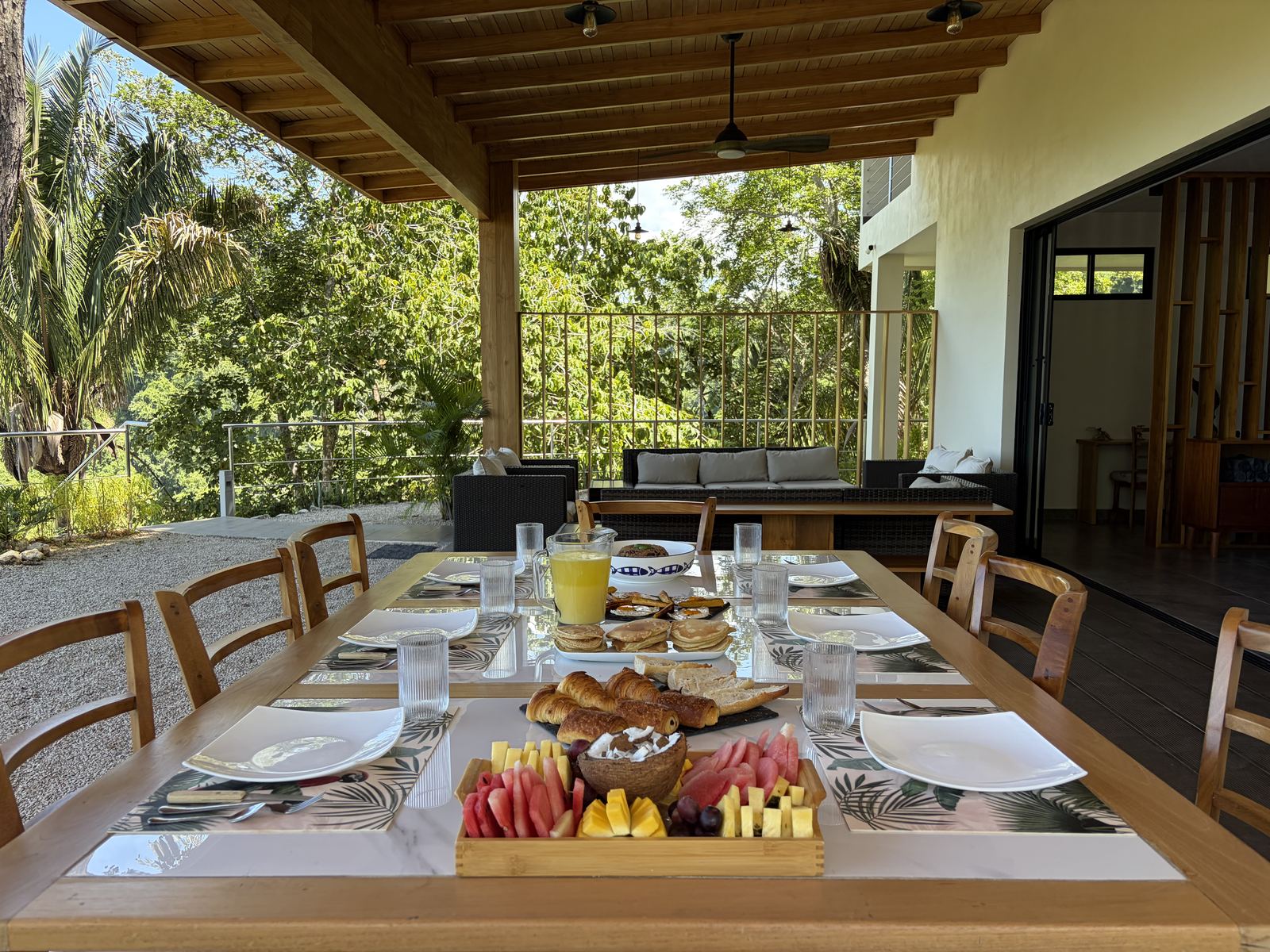 Samara Vista Lodge — petit-déjeuner servi sur la terrasse